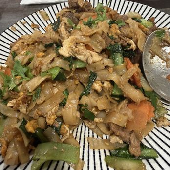 White Elephant Thai Cuisine - Pad see- ew noodle dish - Thai Near Me - Calgary, Alberta White Elephant Thai Cuisine - Pad see- ew noodle dish - Thai Near Me - Calgary, Alberta