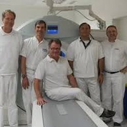 Röntgeninstitut Schloßgarten - Das Ärzteteam vor dem Dosis sparenden 64 Zeilen Spiral-CT