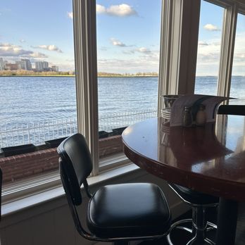Harbor House - Seafood Near Me - Milwaukee, Wisconsin