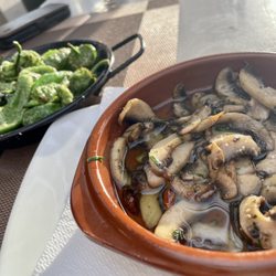 LK Lounge - Peppers and garlic mushrooms