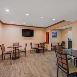 Surestay Hotel By Best Western Mt Pleasant - Breakfast Area