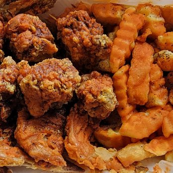 Hienie's McCarthy - A picture of HAROLD'S Chicken!!! WHOLE wings, that are seasoned. Not deformed wings like Hienie! I'm also treated like a person @ Harold's. - Seafood Near Me - Orland Park, Illinois