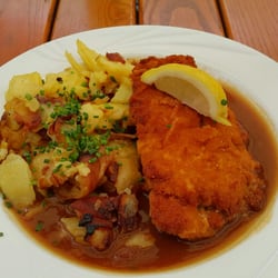 Dächle - Lauffener Schnitzel, gefüllt mit Schinken und Meerrettich. Als Beilage Bratkartoffeln.