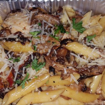 Cacio e Pepe - Cipolle e Pomodori Secchi - pasta penne in creamt sauce with caramelized onions, sun dried tomatoes, chicken, and mushrooms. - Italian Near Me - Guaynabo, Puerto Rico