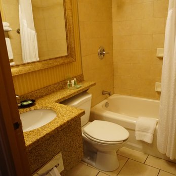 Holiday Inn Truro - Bathroom - Hotels Near Me - Truro, Nova Scotia