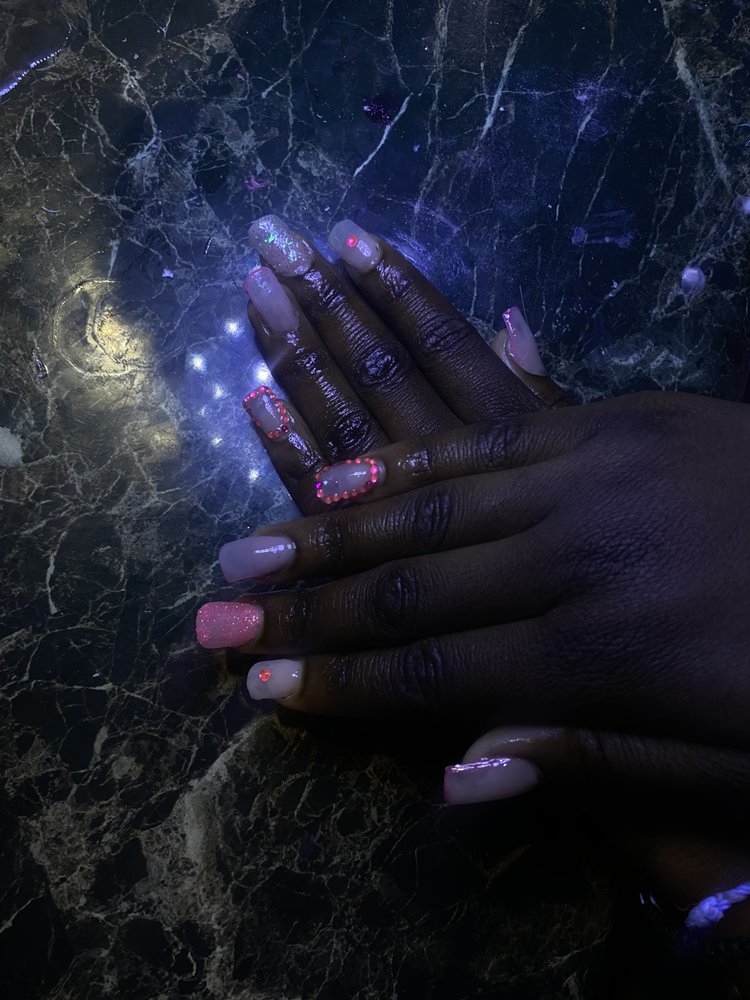 Nails by Mereya Logo