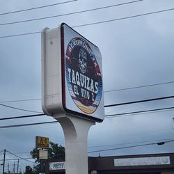 Taquizas El Yiyo 2 - The sign is easy to see from one of the main streets (11th).