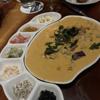 Trader Vic's - Red curry with chicken - Hawaiian Near Me - Emeryville, California Trader Vic's - Red curry with chicken - Hawaiian Near Me - Emeryville, California