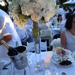 Diner en Blanc - Table setting!