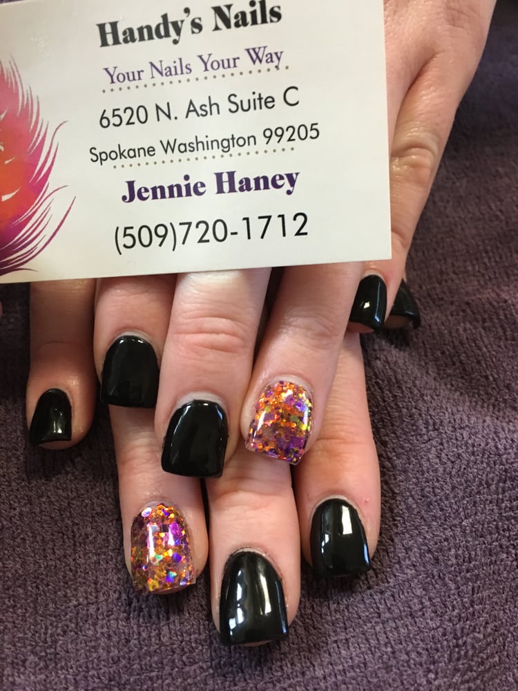Handy's Nails Logo