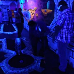 Schwarzlicht-Minigolf - Having fun.