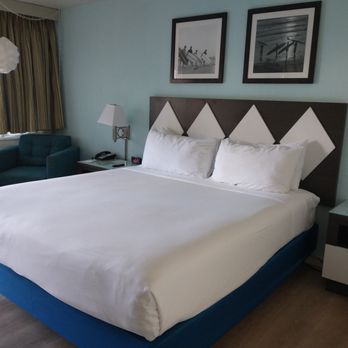 Kings Inn San Diego - Lounge chair in king room. Comfy king bed & lots of pillows - San Diego, CA
