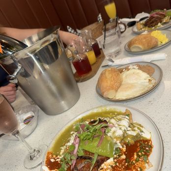 Almuerzo Café - Chilaquiles embarazados y divorciados con mimosa flight de Jamaica, Cranberry y jugo de Naranja - Breakfast & Brunch Near Me - Tustin, California Almuerzo Café - Chilaquiles embarazados y divorciados con mimosa flight de Jamaica, Cranberry y jugo de Naranja - Breakfast & Brunch Near Me - Tustin, California