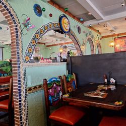 Los Dos Hermanos - Inside seating
