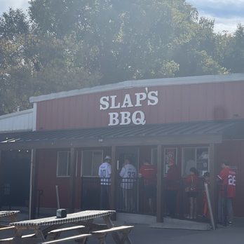 Slap's BBQ - Sitting area, entrance to building and a line of people waiting to get some good food. - Barbeque Near Me - Kansas City, Kansas Slap's BBQ - Sitting area, entrance to building and a line of people waiting to get some good food. - Barbeque Near Me - Kansas City, Kansas