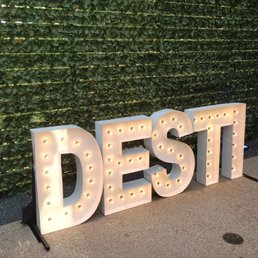 a sign that says desti a sign that says desti
