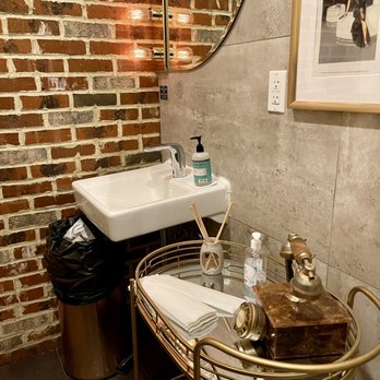 Pomp and Circumstance - Super clean bathroom - Italian Near Me - Brooklyn, New York