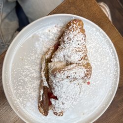 Pijalnia Czekolady E.Wedel - 07.2026 Croissant mit Schokolade und Frischen Erdbeeren