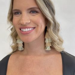Silk Skin Beaute - Youthful, glowy pink makeup with soft waves for a maternity photo shoot