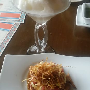 Cabanna - Tostada atun azul y Martini de coco - Seafood Near Me - Tijuana, BCN