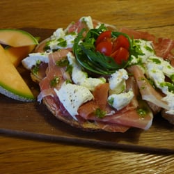 Home Kitchen - Chléb s prosciuttem, mozzarellou di bufala a pestem.