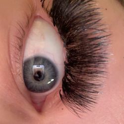 Amazing Lash Studio - Putter corner and inner corner of lashes falling out