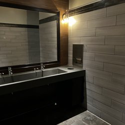 BJ's Restaurant & Brewhouse - Ladies restroom