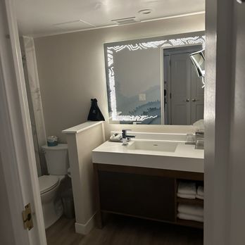 CURRENT Coastal Cuisine - Bathroom - Lounges Near Me - Newport Beach, California