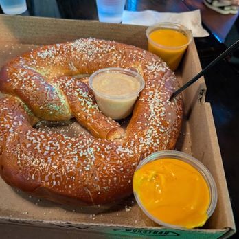 Milwaukee Brat House - Pubs Near Me - Milwaukee, Wisconsin