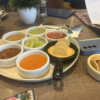 Lorenza - Complimentary salsa and nacho cheese with crackers - Mexican Near Me - Tijuana, BCN