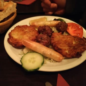 Zagros - Bonne assiette de mezze chauds avec beignets de courgette, boulettes de viande et feuilletés au fromage. - Greek Near Me - Paris, 75