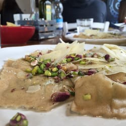 L'angolo 27 - Ravioli ricotta e spinaci con pistacchi e scaglie di grana fatti a mano