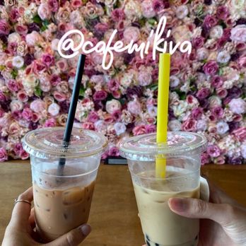 Cafe Miki - Iced rose latte (left) and Iced Chai Tea Latte with honey boba (right) with floral wall decor. - Bubble Tea Near Me - Woodbridge, Virginia Cafe Miki - Iced rose latte (left) and Iced Chai Tea Latte with honey boba (right) with floral wall decor. - Bubble Tea Near Me - Woodbridge, Virginia