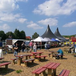 Franki's Flohmarkt aus Leidenschaft - Eine Woche später sieht es schon deutlich voller aus