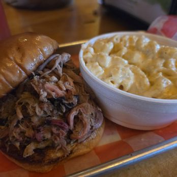 Carillon Brewing - Pulled pork sandwich and macaroni - Breweries Near Me - Dayton, Ohio