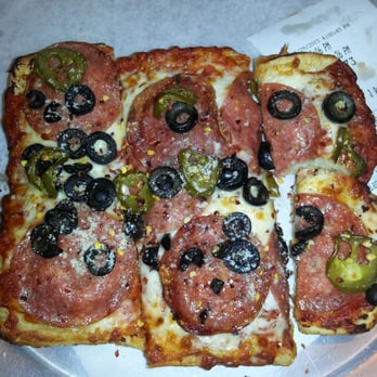 Round Table Pizza - I love that they put toppings on all slices and put that tissue between the pizza and plate. (Unlike the Round Table in gilroy) - Pizza Near Me - Watsonville, California