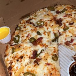 Build your own handmade pan with garlic butter base, bacon, pineapple, and jalapeños. Delicious!
