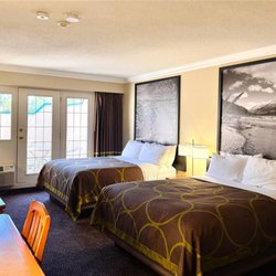 Super 8 by Wyndham Castlegar BC - Guest room