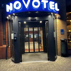 Novotel - Front door can't close for days