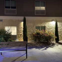 Holiday Inn Express & Suites Junction - Have a seat while you wait for your ride