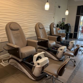 Dream Nails & Spa - 3 of 8 pedicure stations - Nail Salons Near Me - Vacaville, California