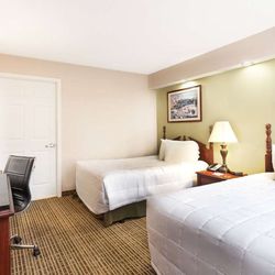 Baymont by Wyndham Tullahoma - Guest room
