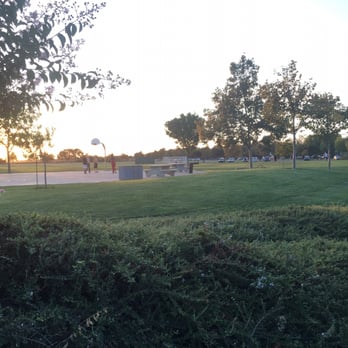 Sandy Motley Park - Basketball court available ! - Parks Near Me - Davis, California