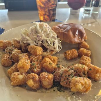 Crow's Nest - Pulled pork with tater tots - New American Near Me - Marblehead, Ohio