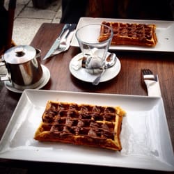 Le Café - La petite gaufre en terrasse, bien moelleuse comme j'aime et généreuse sur le Nutella. 4,50€ seule, 7,30€ menu goûter + boisson