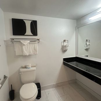 Ascot Suites - Bathroom. - Hotels Near Me - Morro Bay, California Ascot Suites - Bathroom. - Hotels Near Me - Morro Bay, California