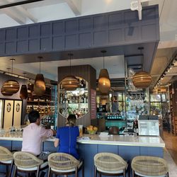 Vinya Wine & Market - Inside