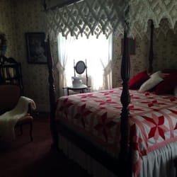 Widow Kip's Country Inn - Our adorable room!