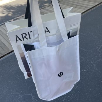 Aritzia - Women's Clothing Near Me - Glendale, California