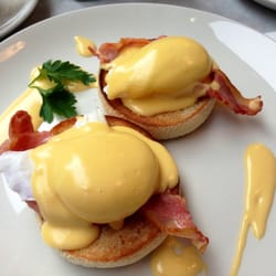 Coach House Cafe & Restaurant - Egg benedict